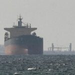 Lanchas de Irán disparan contra buque petrolero en el estrecho de Ormuz; tripulación está a salvo