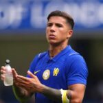 Enzo Fernández es abucheado por aficionados del Chelsea durante un partido amistoso